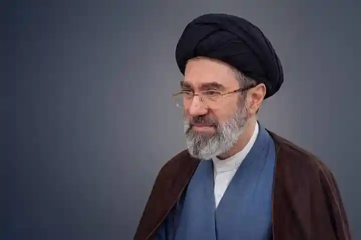 رهبر انقلاب درباره تفاهم‌نامه ایران و آمریکا: نظر دیگری داشتم/ با تعهد رئیس جمهور محترم، اجازه اش را صادر کردم